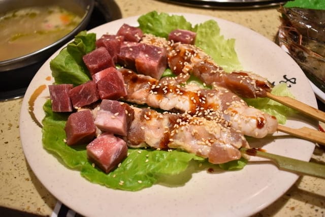 台中美食。九牛一鍋 燒烤（吃到飽）。芭比公主，超吸睛。旋轉食材，想吃什麼，拿什麼。自助吧無限量供應。提供499、699、899元三種不同肉品、海鮮類可選擇