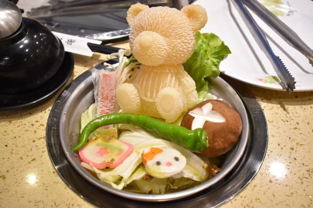 台中美食。九牛一鍋 燒烤（吃到飽）。芭比公主，超吸睛。旋轉食材，想吃什麼，拿什麼。自助吧無限量供應。提供499、699、899元三種不同肉品、海鮮類可選擇