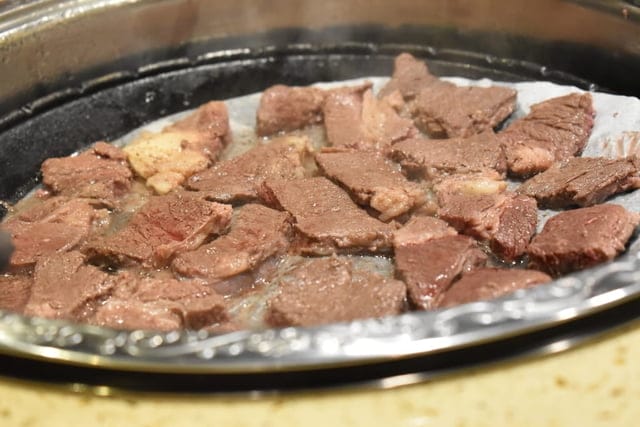 台中美食。九牛一鍋 燒烤（吃到飽）。芭比公主，超吸睛。旋轉食材，想吃什麼，拿什麼。自助吧無限量供應。提供499、699、899元三種不同肉品、海鮮類可選擇