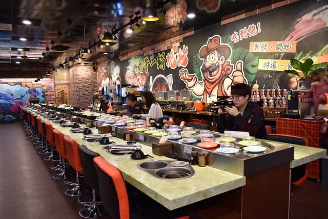 台中美食。九牛一鍋 燒烤（吃到飽）。芭比公主，超吸睛。旋轉食材，想吃什麼，拿什麼。自助吧無限量供應。提供499、699、899元三種不同肉品、海鮮類可選擇