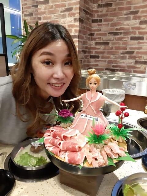 台中美食。九牛一鍋 燒烤（吃到飽）。芭比公主，超吸睛。旋轉食材，想吃什麼，拿什麼。自助吧無限量供應。提供499、699、899元三種不同肉品、海鮮類可選擇