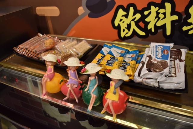 台中美食。九牛一鍋 燒烤（吃到飽）。芭比公主，超吸睛。旋轉食材，想吃什麼，拿什麼。自助吧無限量供應。提供499、699、899元三種不同肉品、海鮮類可選擇