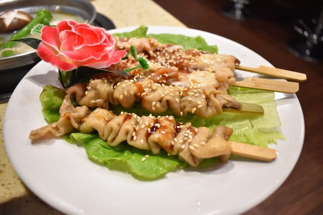 台中美食。九牛一鍋 燒烤（吃到飽）。芭比公主，超吸睛。旋轉食材，想吃什麼，拿什麼。自助吧無限量供應。提供499、699、899元三種不同肉品、海鮮類可選擇