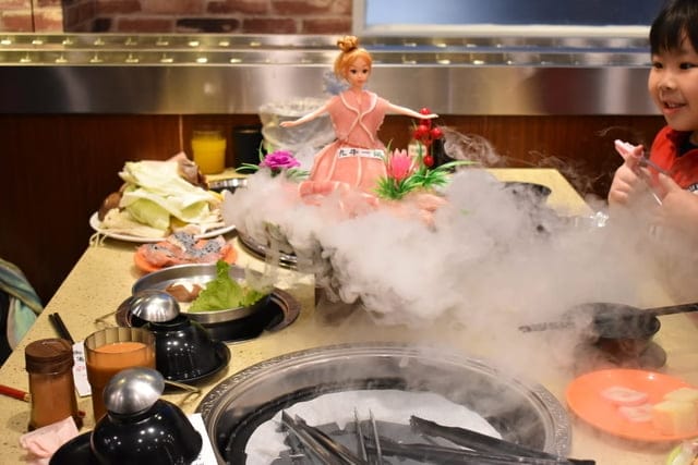 台中美食。九牛一鍋 燒烤（吃到飽）。芭比公主，超吸睛。旋轉食材，想吃什麼，拿什麼。自助吧無限量供應。提供499、699、899元三種不同肉品、海鮮類可選擇