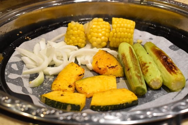 台中美食。九牛一鍋 燒烤（吃到飽）。芭比公主，超吸睛。旋轉食材，想吃什麼，拿什麼。自助吧無限量供應。提供499、699、899元三種不同肉品、海鮮類可選擇
