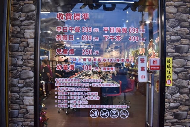 台中美食。九牛一鍋 燒烤（吃到飽）。芭比公主，超吸睛。旋轉食材，想吃什麼，拿什麼。自助吧無限量供應。提供499、699、899元三種不同肉品、海鮮類可選擇