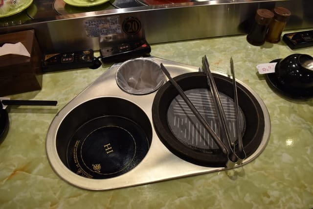 台中美食。九牛一鍋 燒烤（吃到飽）。芭比公主，超吸睛。旋轉食材，想吃什麼，拿什麼。自助吧無限量供應。提供499、699、899元三種不同肉品、海鮮類可選擇