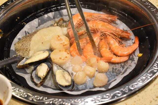 台中美食。九牛一鍋 燒烤（吃到飽）。芭比公主，超吸睛。旋轉食材，想吃什麼，拿什麼。自助吧無限量供應。提供499、699、899元三種不同肉品、海鮮類可選擇