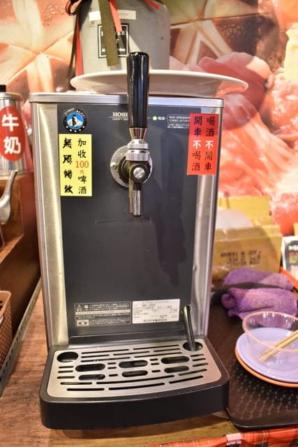 台中美食。九牛一鍋 燒烤（吃到飽）。芭比公主，超吸睛。旋轉食材，想吃什麼，拿什麼。自助吧無限量供應。提供499、699、899元三種不同肉品、海鮮類可選擇