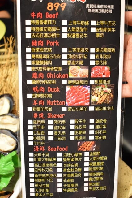 台中美食。九牛一鍋 燒烤（吃到飽）。芭比公主，超吸睛。旋轉食材，想吃什麼，拿什麼。自助吧無限量供應。提供499、699、899元三種不同肉品、海鮮類可選擇