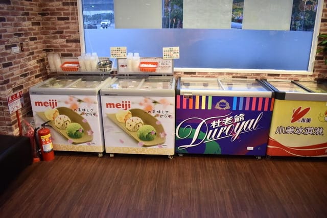 台中美食。九牛一鍋 燒烤（吃到飽）。芭比公主，超吸睛。旋轉食材，想吃什麼，拿什麼。自助吧無限量供應。提供499、699、899元三種不同肉品、海鮮類可選擇