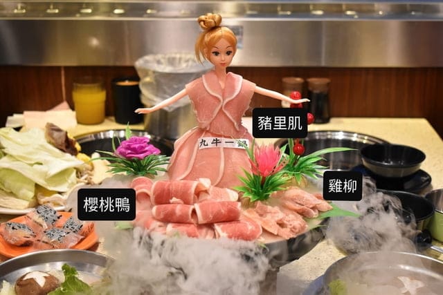 台中美食。九牛一鍋 燒烤（吃到飽）。芭比公主，超吸睛。旋轉食材，想吃什麼，拿什麼。自助吧無限量供應。提供499、699、899元三種不同肉品、海鮮類可選擇