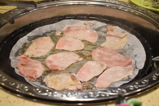 台中美食。九牛一鍋 燒烤（吃到飽）。芭比公主，超吸睛。旋轉食材，想吃什麼，拿什麼。自助吧無限量供應。提供499、699、899元三種不同肉品、海鮮類可選擇