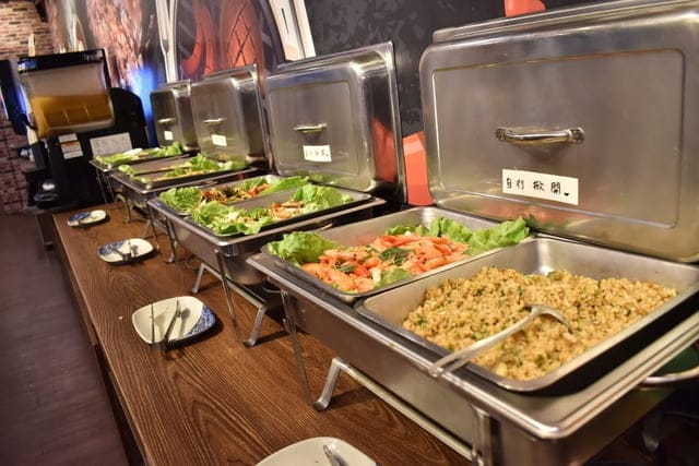 台中美食。九牛一鍋 燒烤（吃到飽）。芭比公主，超吸睛。旋轉食材，想吃什麼，拿什麼。自助吧無限量供應。提供499、699、899元三種不同肉品、海鮮類可選擇