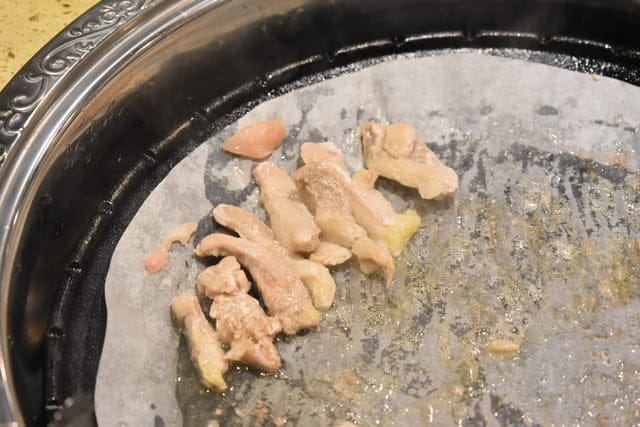台中美食。九牛一鍋 燒烤（吃到飽）。芭比公主，超吸睛。旋轉食材，想吃什麼，拿什麼。自助吧無限量供應。提供499、699、899元三種不同肉品、海鮮類可選擇