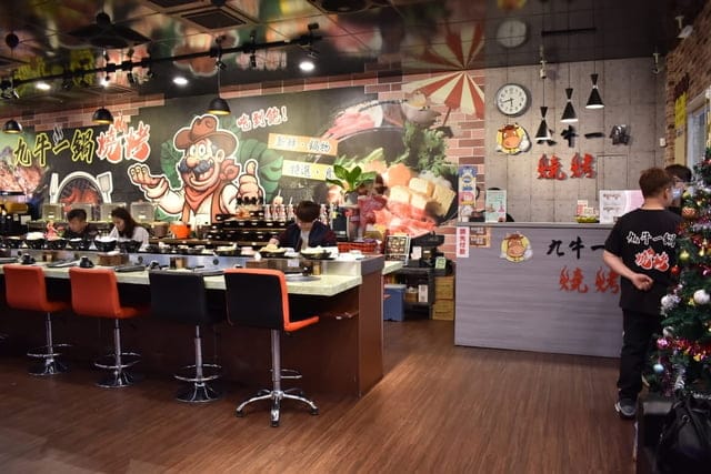 台中美食。九牛一鍋 燒烤（吃到飽）。芭比公主，超吸睛。旋轉食材，想吃什麼，拿什麼。自助吧無限量供應。提供499、699、899元三種不同肉品、海鮮類可選擇