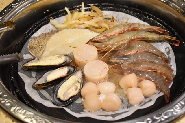 台中美食。九牛一鍋 燒烤（吃到飽）。芭比公主，超吸睛。旋轉食材，想吃什麼，拿什麼。自助吧無限量供應。提供499、699、899元三種不同肉品、海鮮類可選擇