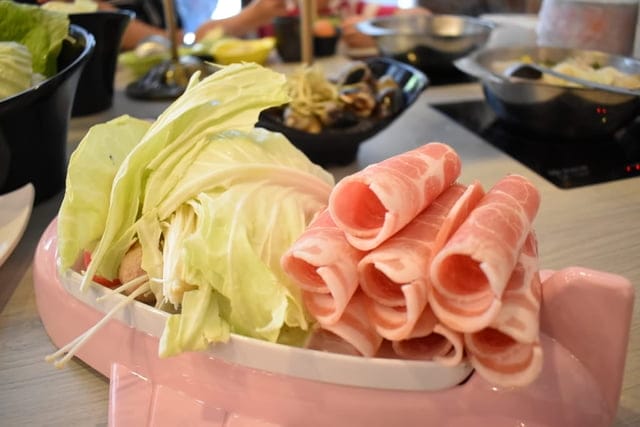 台中美食。精緻鍋物推薦。蔬鍋藝鍋物-文心店。食材新鮮嚴選，提供自助吧無限量供應。兒童遊戲室，讓爸爸媽媽可以安心用餐