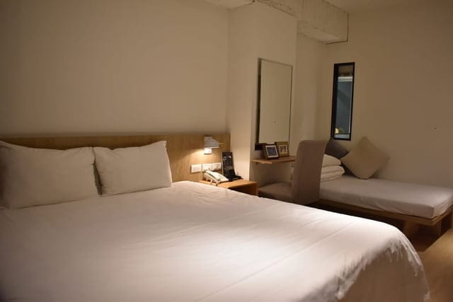 台中住宿推薦。台中桂之旅。商務洽公、出遊玩樂，簡約乾淨又舒適的住宿環境。面外落地窗，享受早晨陽光，充滿能量的精神飽滿。提供免費早餐（日常日嚐早午餐下午茶）