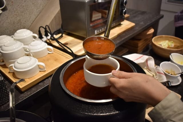 台中住宿推薦。台中桂之旅。商務洽公、出遊玩樂，簡約乾淨又舒適的住宿環境。面外落地窗，享受早晨陽光，充滿能量的精神飽滿。提供免費早餐（日常日嚐早午餐下午茶）