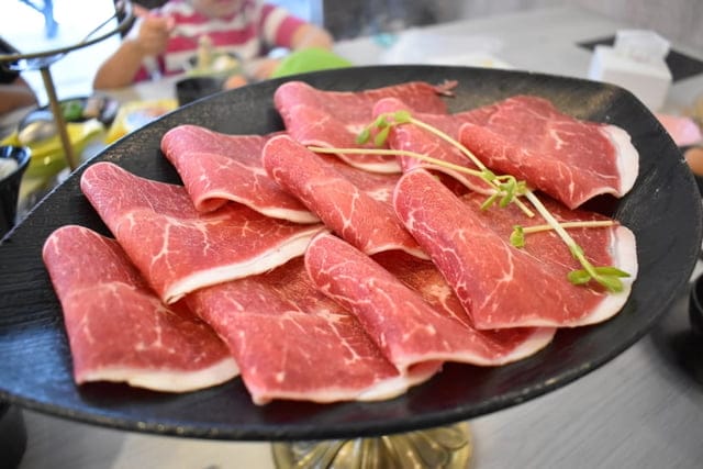 台中美食。精緻鍋物推薦。蔬鍋藝鍋物-文心店。食材新鮮嚴選，提供自助吧無限量供應。兒童遊戲室，讓爸爸媽媽可以安心用餐