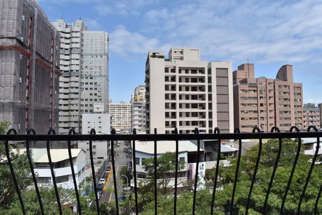 台中住宿推薦。台中桂之旅。商務洽公、出遊玩樂，簡約乾淨又舒適的住宿環境。面外落地窗，享受早晨陽光，充滿能量的精神飽滿。提供免費早餐（日常日嚐早午餐下午茶）