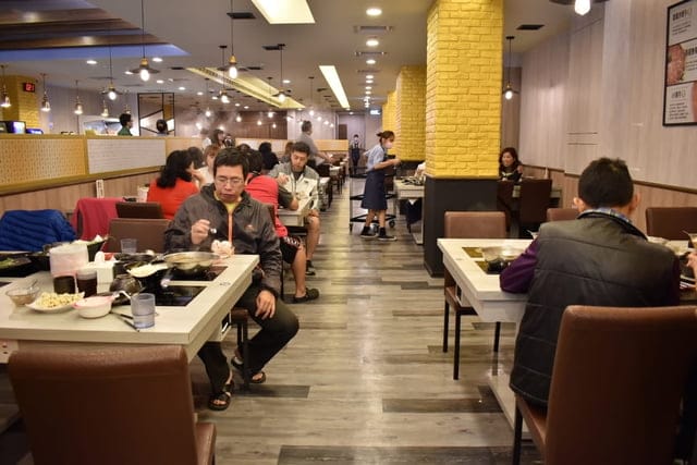 台中美食。精緻鍋物推薦。蔬鍋藝鍋物-文心店。食材新鮮嚴選，提供自助吧無限量供應。兒童遊戲室，讓爸爸媽媽可以安心用餐