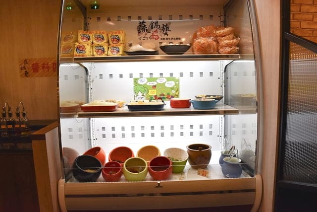 台中美食。精緻鍋物推薦。蔬鍋藝鍋物-文心店。食材新鮮嚴選，提供自助吧無限量供應。兒童遊戲室，讓爸爸媽媽可以安心用餐