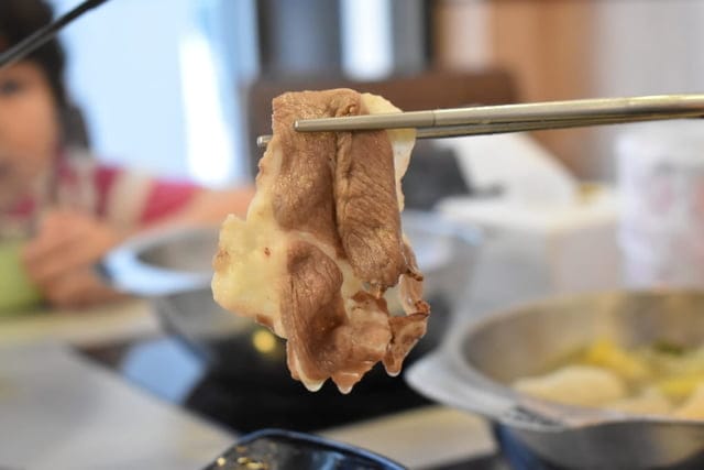 台中美食。精緻鍋物推薦。蔬鍋藝鍋物-文心店。食材新鮮嚴選，提供自助吧無限量供應。兒童遊戲室，讓爸爸媽媽可以安心用餐