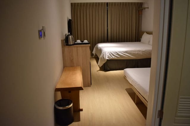 台中住宿推薦。台中桂之旅。商務洽公、出遊玩樂，簡約乾淨又舒適的住宿環境。面外落地窗，享受早晨陽光，充滿能量的精神飽滿。提供免費早餐（日常日嚐早午餐下午茶）