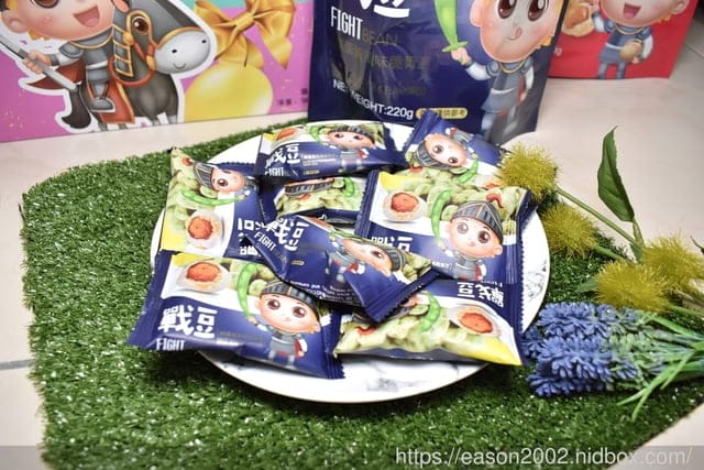 休閒零嘴推薦。戰豆大派對禮盒，全聯獨賣：鹹蛋黃蠶豆及日式唐辛子青豆。輕巧小包裝，方便攜帶，辦公室下午茶零嘴/看電視的好夥伴/親朋好友歡聚的零食推薦/嘴饞最愛