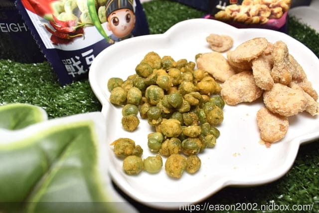 休閒零嘴推薦。戰豆大派對禮盒，全聯獨賣：鹹蛋黃蠶豆及日式唐辛子青豆。輕巧小包裝，方便攜帶，辦公室下午茶零嘴/看電視的好夥伴/親朋好友歡聚的零食推薦/嘴饞最愛