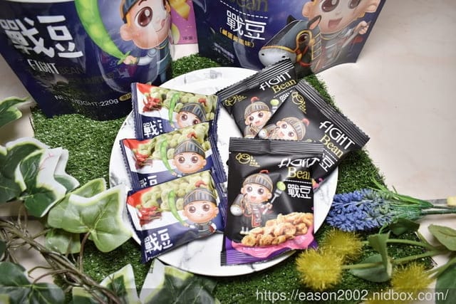 休閒零嘴推薦。戰豆大派對禮盒，全聯獨賣：鹹蛋黃蠶豆及日式唐辛子青豆。輕巧小包裝，方便攜帶，辦公室下午茶零嘴/看電視的好夥伴/親朋好友歡聚的零食推薦/嘴饞最愛