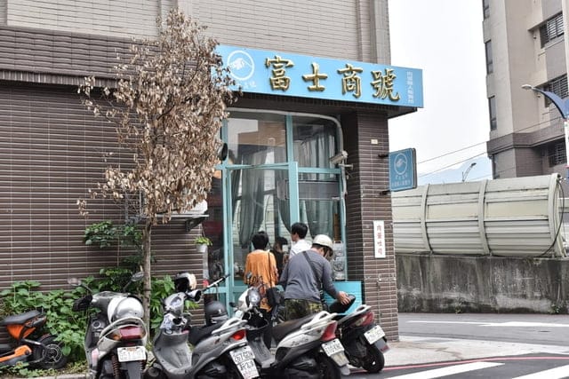 三峽早午餐推薦。富士商號。浮誇系的沙瀑土石流。雙牛花生熔岩堡。武田信玄炒泡麵。美式漢堡吐司與日式炒泡麵，一次超滿足，養眼又養胃
