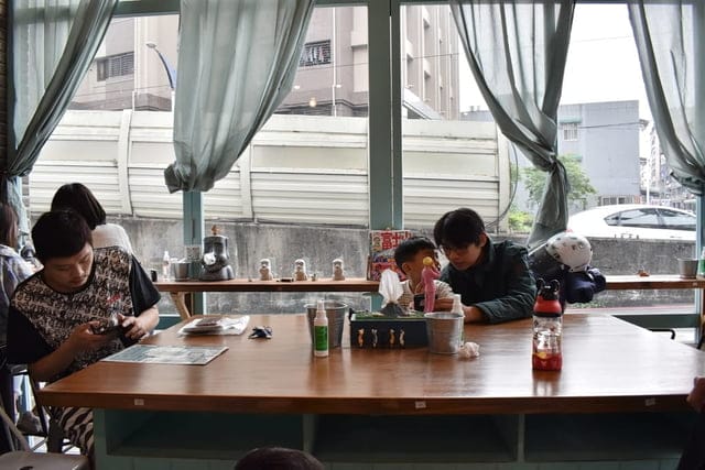 三峽早午餐推薦。富士商號。浮誇系的沙瀑土石流。雙牛花生熔岩堡。武田信玄炒泡麵。美式漢堡吐司與日式炒泡麵，一次超滿足，養眼又養胃