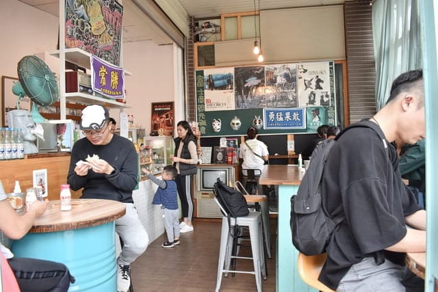 三峽早午餐推薦。富士商號。浮誇系的沙瀑土石流。雙牛花生熔岩堡。武田信玄炒泡麵。美式漢堡吐司與日式炒泡麵，一次超滿足，養眼又養胃