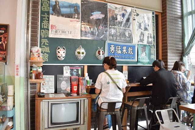三峽早午餐推薦。富士商號。浮誇系的沙瀑土石流。雙牛花生熔岩堡。武田信玄炒泡麵。美式漢堡吐司與日式炒泡麵，一次超滿足，養眼又養胃