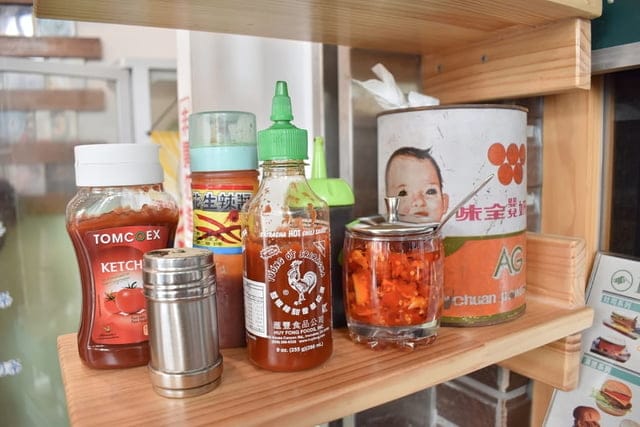 三峽早午餐推薦。富士商號。浮誇系的沙瀑土石流。雙牛花生熔岩堡。武田信玄炒泡麵。美式漢堡吐司與日式炒泡麵，一次超滿足，養眼又養胃