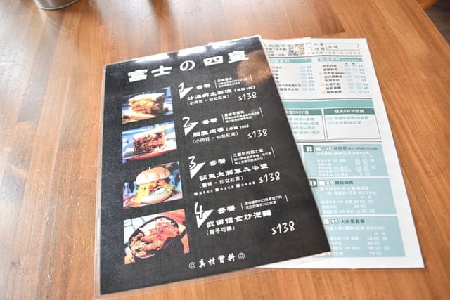 三峽早午餐推薦。富士商號。浮誇系的沙瀑土石流。雙牛花生熔岩堡。武田信玄炒泡麵。美式漢堡吐司與日式炒泡麵，一次超滿足，養眼又養胃