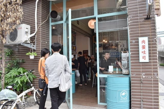 三峽早午餐推薦。富士商號。浮誇系的沙瀑土石流。雙牛花生熔岩堡。武田信玄炒泡麵。美式漢堡吐司與日式炒泡麵，一次超滿足，養眼又養胃