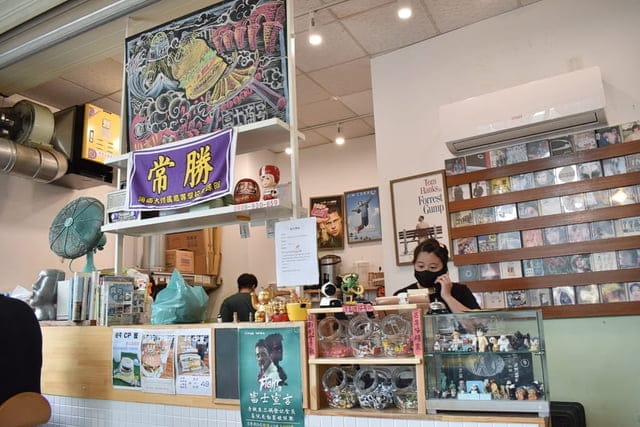 三峽早午餐推薦。富士商號。浮誇系的沙瀑土石流。雙牛花生熔岩堡。武田信玄炒泡麵。美式漢堡吐司與日式炒泡麵，一次超滿足，養眼又養胃