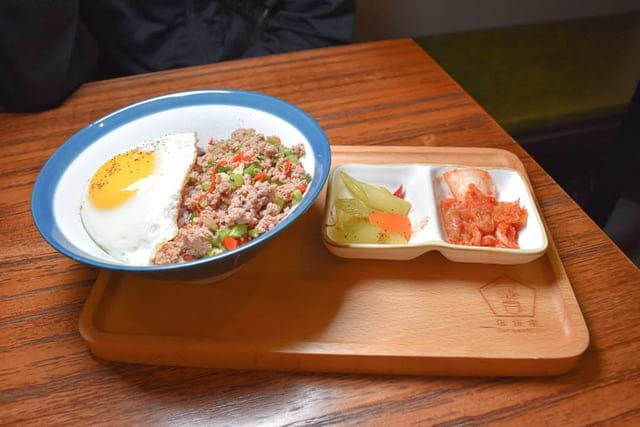 中和咖啡廳。伍伍零Garage550中和店。療癒系的狗狗牛奶浴&盆栽奶茶，一整天工作壓力全釋放。餐點選擇多樣化。早午餐、泰式打拋、義大利麵、燉飯、下午茶甜品，一應俱全