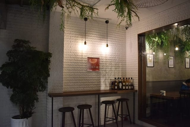 中和咖啡廳。伍伍零Garage550中和店。療癒系的狗狗牛奶浴&盆栽奶茶，一整天工作壓力全釋放。餐點選擇多樣化。早午餐、泰式打拋、義大利麵、燉飯、下午茶甜品，一應俱全