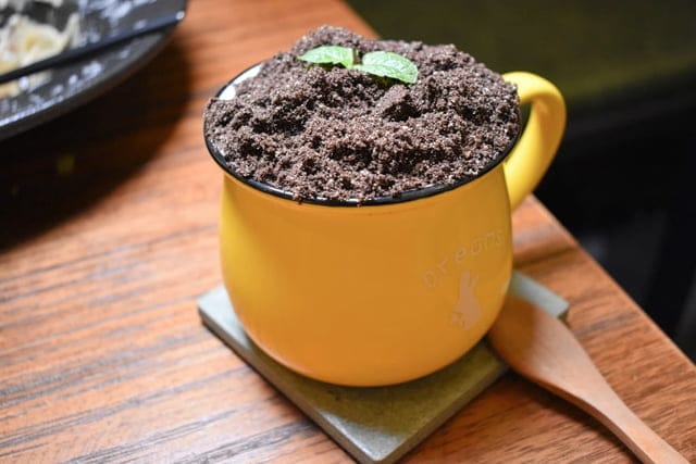 中和咖啡廳。伍伍零Garage550中和店。療癒系的狗狗牛奶浴&盆栽奶茶，一整天工作壓力全釋放。餐點選擇多樣化。早午餐、泰式打拋、義大利麵、燉飯、下午茶甜品，一應俱全