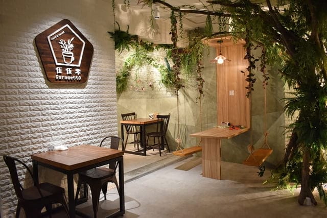 中和咖啡廳。伍伍零Garage550中和店。療癒系的狗狗牛奶浴&盆栽奶茶，一整天工作壓力全釋放。餐點選擇多樣化。早午餐、泰式打拋、義大利麵、燉飯、下午茶甜品，一應俱全