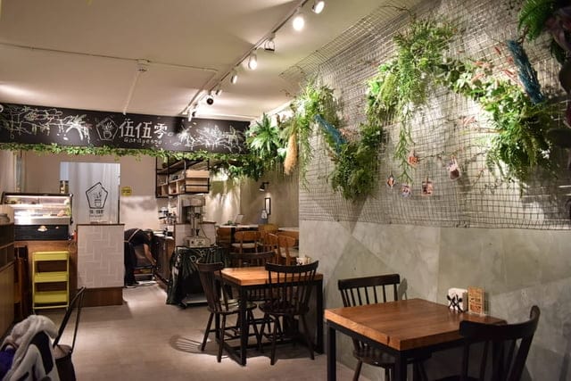 中和咖啡廳。伍伍零Garage550中和店。療癒系的狗狗牛奶浴&盆栽奶茶，一整天工作壓力全釋放。餐點選擇多樣化。早午餐、泰式打拋、義大利麵、燉飯、下午茶甜品，一應俱全