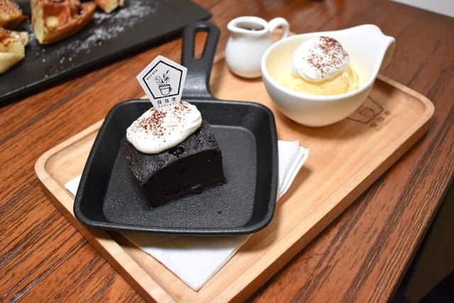 中和咖啡廳。伍伍零Garage550中和店。療癒系的狗狗牛奶浴&盆栽奶茶，一整天工作壓力全釋放。餐點選擇多樣化。早午餐、泰式打拋、義大利麵、燉飯、下午茶甜品，一應俱全