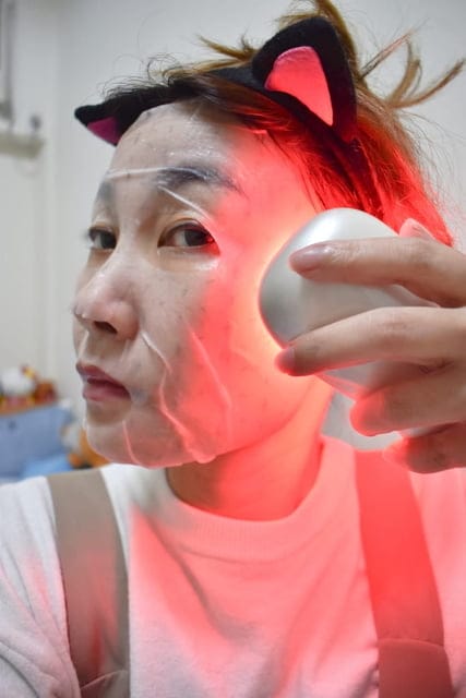 行動光溫敷紅光儀(美顏機)。可使用於敷臉同時幫助吸收，亦可應用於酸痛舒緩 經絡穴道保健，一機全家大小都能使用的多功能紅光儀