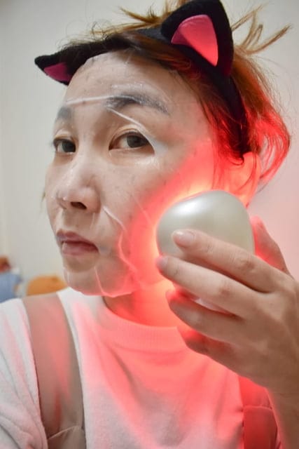 行動光溫敷紅光儀(美顏機)。可使用於敷臉同時幫助吸收，亦可應用於酸痛舒緩 經絡穴道保健，一機全家大小都能使用的多功能紅光儀