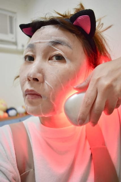 行動光溫敷紅光儀(美顏機)。可使用於敷臉同時幫助吸收，亦可應用於酸痛舒緩 經絡穴道保健，一機全家大小都能使用的多功能紅光儀